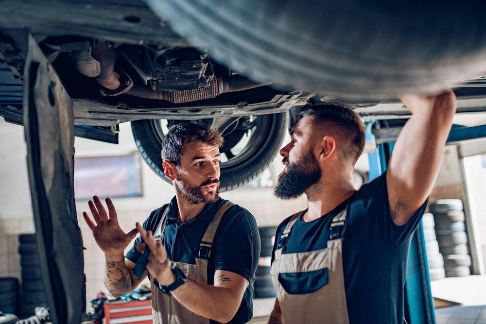 Mechanic-technician-working-together-teamwork-argue-Depositphotos_347440864_S.jpg